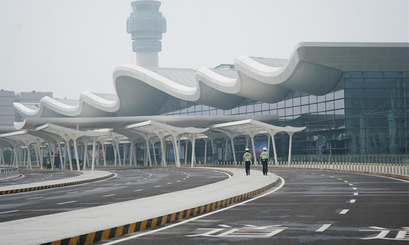 Phát hiện 9 nhân viên sân bay mắc COVID-19, Trung Quốc hủy 480 chuyến bay - Ảnh 1.