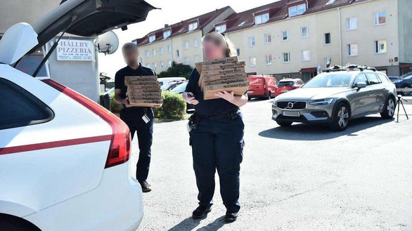 Phạm nhân bắt bảo vệ nhà giam, đòi chuộc bằng 20 bánh pizza - Ảnh 1.