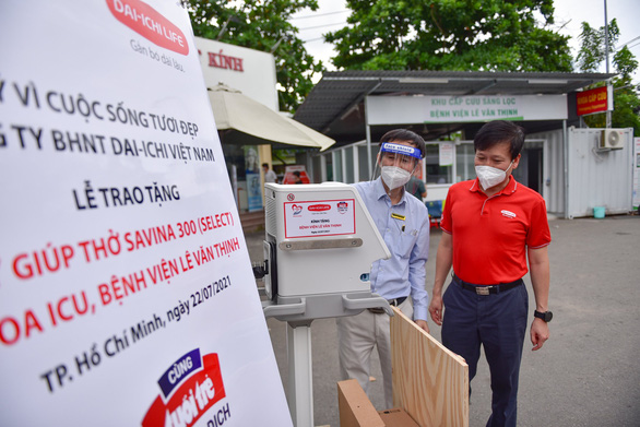 ‘Cùng Tuổi Trẻ chống dịch COVID-19’ trao máy thở đa năng cho Bệnh viện Lê Văn Thịnh - Ảnh 2.