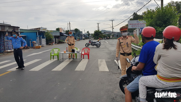 Lợi dụng thẻ cán bộ của người thân; mang theo bao gạo, bánh mì... để được ra đường - Ảnh 1.