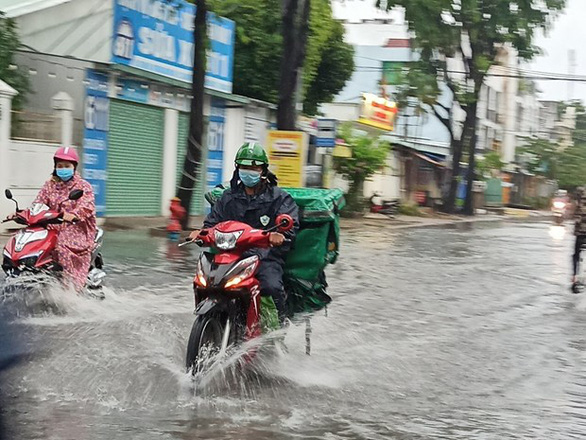 Áp thấp nhiệt đới liên tục đổi hướng, mưa dông diện rộng ở Bắc Bộ - Ảnh 1.