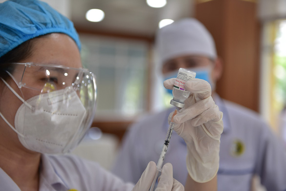 TP.HCM bắt đầu tiêm hơn 930.000 liều vắc xin đợt 5 cho 15 nhóm đối tượng ưu tiên - Ảnh 7.