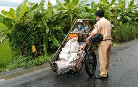 Bà cụ đi nhặt ve chai giữa lúc giãn cách, CSGT khuyên cụ về nhà, còn tặng tiền, mì - Ảnh 1.