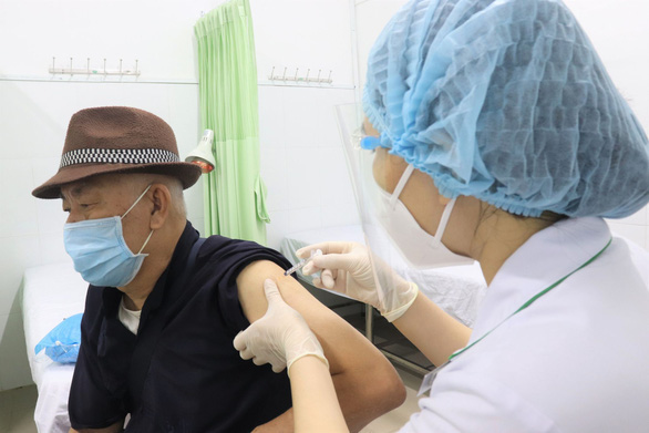 Bộ Y tế: Ưu tiên tiêm vắc xin Pfizer cho người đã tiêm một mũi AstraZeneca - Ảnh 1.