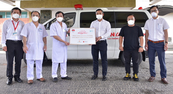 Sài Gòn thương nhau trao 1 xe cứu thương cho Bệnh viện Thống Nhất - Ảnh 1.