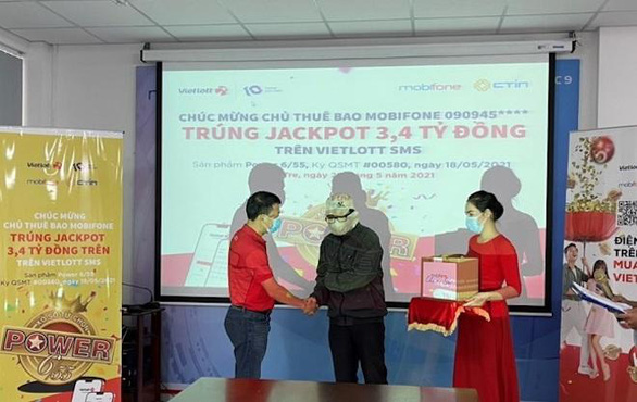 Tâm sự của 2 tỉ phú mua xổ số qua Vietlott SMS - Ảnh 1. Tâm sự của 2 tỉ phú mua xổ số qua Vietlott SMS - Ảnh 1.