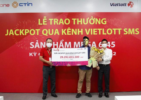 Tâm sự của 2 tỉ phú mua xổ số qua Vietlott SMS