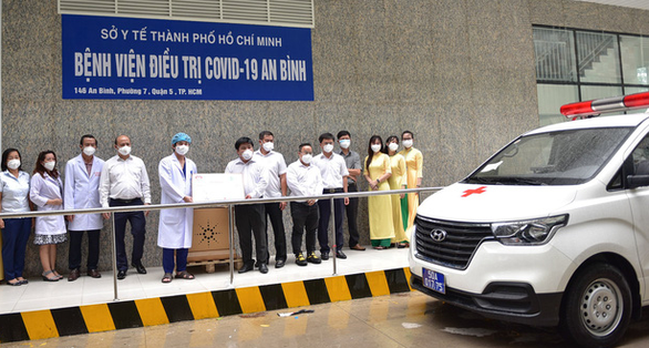Bệnh viện An Bình nhận xe cấp cứu mới và hệ thống xét nghiệm RT-PCR đầu tiên - Ảnh 1.