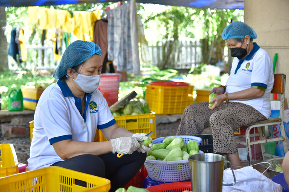 Bữa cơm yêu thương trong tâm dịch - Ảnh 2.