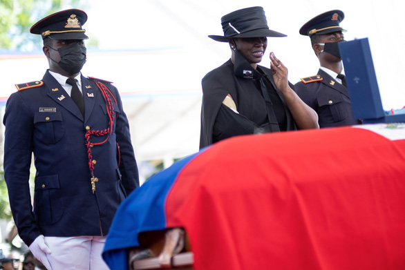 Biểu tình nổ ra ngay cạnh nơi tổ chức tang lễ cố tổng thống Haiti - Ảnh 1.