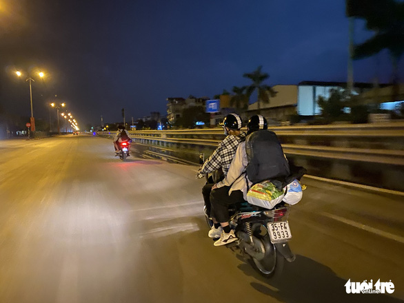 Giữa đêm nghe tin Hà Nội áp dụng chỉ thị 16, nhiều người vội vàng ra, vào Thủ đô - Ảnh 1.