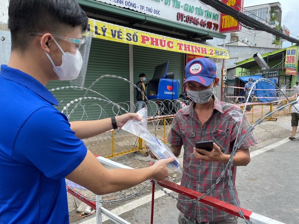 Long Châu chung tay cùng cộng đồng vượt qua đại dịch COVID-19 - Ảnh 1. Long Châu chung tay cùng cộng đồng vượt qua đại dịch COVID-19 - Ảnh 1.