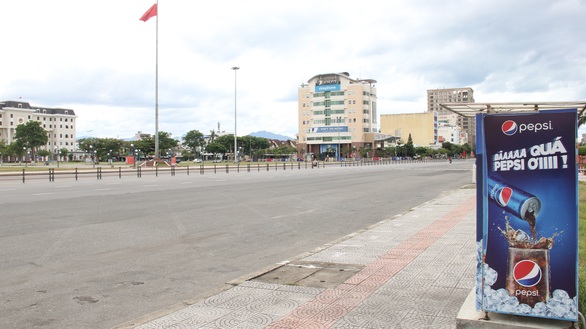 Đà Nẵng lập chốt kiểm tra, đường phố vắng bóng người - Ảnh 2. Đà Nẵng lập chốt kiểm tra, đường phố vắng bóng người - Ảnh 2.