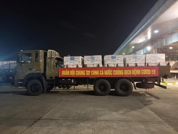 3 triệu liều vắc xin Moderna về tới Việt Nam, một nửa đã chuyển đến TP.HCM - Ảnh 1. 3 triệu liều vắc xin Moderna về tới Việt Nam, một nửa đã chuyển đến TP.HCM - Ảnh 1.