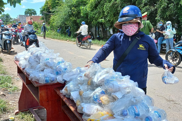 Lữ khách qua Bình Phước được tiếp thức ăn, nước uống miễn phí để về Tây Nguyên - Ảnh 4.