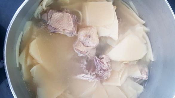Con gà, mụt măng, hai ông bà già làm món canh măng, gà ram ngon đáo để - Ảnh 5. Con gà, mụt măng, hai ông bà già làm món canh măng, gà ram ngon đáo để - Ảnh 5.