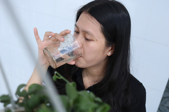Khuyến cáo uống đúng, đủ nước với bệnh nhân COVID-19 - Ảnh 1.