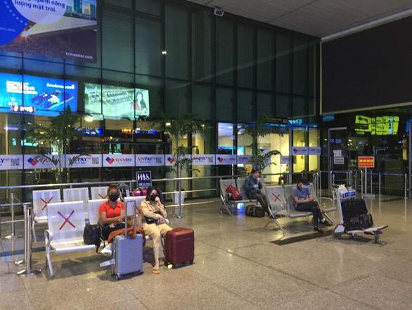 Đến Tân Sơn Nhất sau 18h, hành khách phải vạ vật ngủ qua đêm ở sân bay - Ảnh 2.