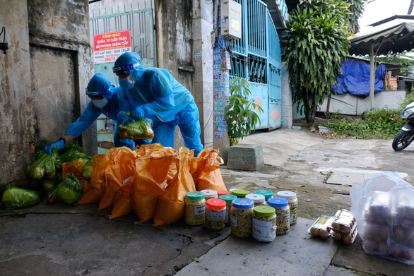 Chở quà Hà Tĩnh, Quảng Nam, Quảng Ngãi… vào khu phong tỏa - Ảnh 3.