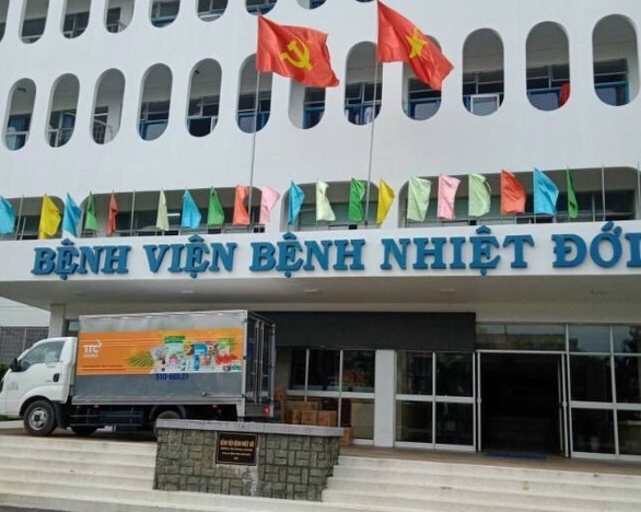 Tặng nhu yếu phẩm đến Bệnh viện điều trị COVID-19 và người dân gặp khó khăn - Ảnh 1.