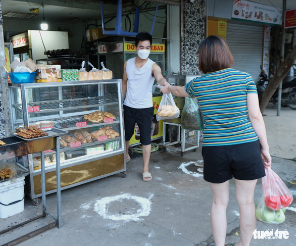 Người Hà Nội mang thẻ đi chợ mùa COVID-19 - Ảnh 5.