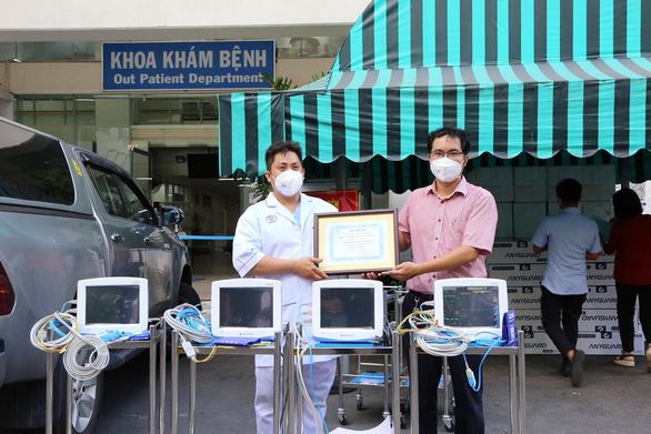 Lý Hùng, Lý Hương quyên 30 tấn gạo cho người nghèo, tặng thiết bị y tế cho bệnh viện - Ảnh 4.