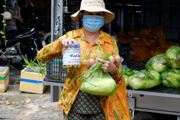 Chở quà Hà Tĩnh, Quảng Nam, Quảng Ngãi… vào khu phong tỏa - Ảnh 5.