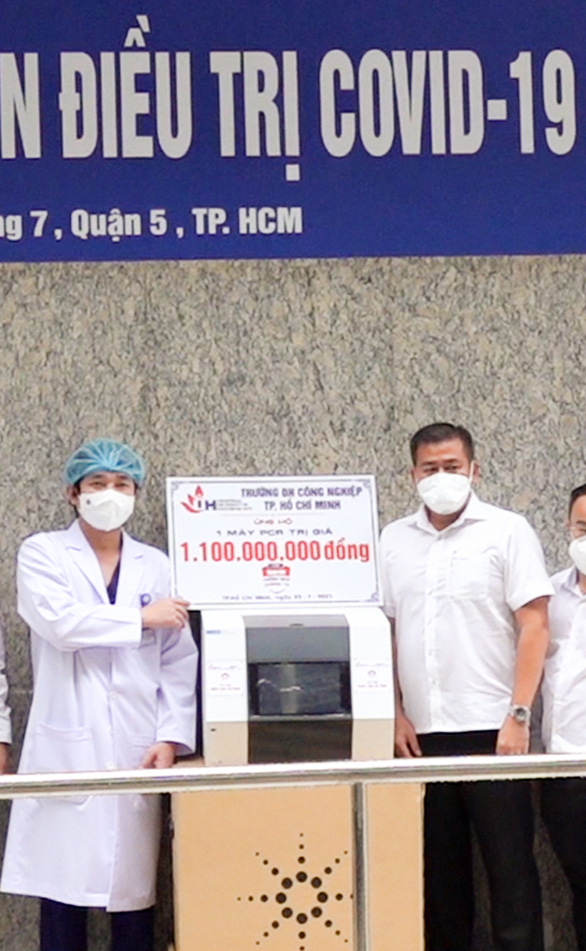 IUH ủng hộ Bệnh viện An Bình một máy xét nghiệm trị giá 1,1 tỉ đồng - Ảnh 1.