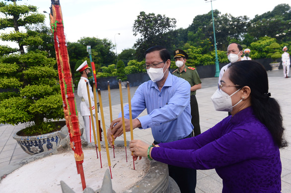 Lãnh đạo TP.HCM dâng hoa, dâng hương tưởng niệm các anh hùng liệt sĩ - Ảnh 4.