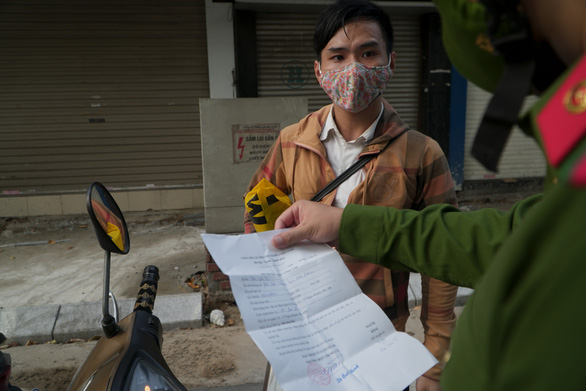 Hà Nội quy định mẫu giấy tờ cho các trường hợp được lưu thông trong giãn cách xã hội - Ảnh 2.