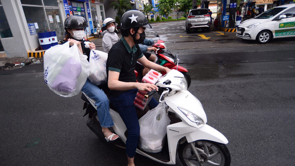 Mới sáng sớm vào cửa hàng tiện lợi đã thấy hết hàng thực phẩm - Ảnh 1.