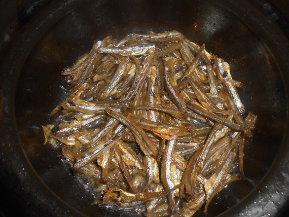 Ngày giãn cách, cá cơm khô đắc dụng: Kho mặn, nướng và làm gỏi xoài xanh - Ảnh 3.