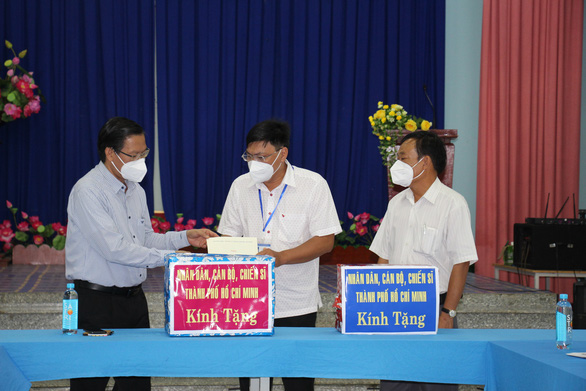 Phó bí thư thường trực Thành ủy TP.HCM Phan Văn Mãi kiểm tra khu phong tỏa tại quận 8 - Ảnh 2.