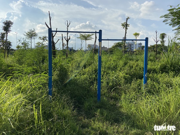Vườn hoa mới bàn giao đã thành ‘rừng rậm’, công viên để hoang phế - Ảnh 1. Vườn hoa mới bàn giao đã thành ‘rừng rậm’, công viên để hoang phế - Ảnh 1.