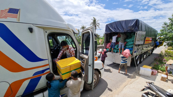 Hành trình yêu thương TP.HCM - Kỳ 1: Quà nhỏ gửi người Sài Gòn - Ảnh 2.