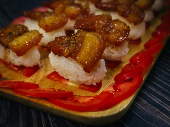 Thịt kho tiêu với cơm, nào cùng làm món sushi kiểu Việt Nam - Ảnh 2.