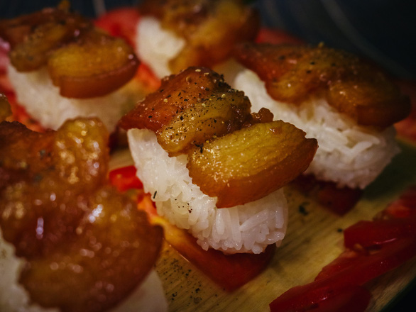 Thịt kho tiêu với cơm, nào cùng làm món sushi kiểu Việt Nam - Ảnh 4.