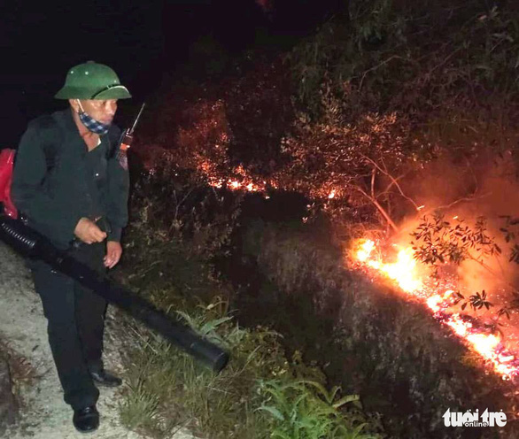 Hà Tĩnh: 400 người được huy động dập vụ cháy rừng thông trong đêm - Ảnh 3.