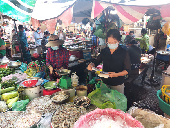 Chợ đóng cửa, tiểu thương, doanh nghiệp 'đi chợ giùm', ship hàng đến tận nhà