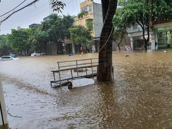 TP Lào Cai mưa lớn, nhiều ô tô chìm trong nước - Ảnh 3.