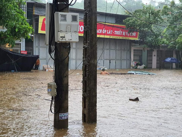 TP Lào Cai mưa lớn, nhiều ô tô chìm trong nước - Ảnh 1.