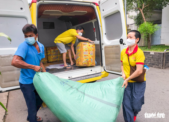 Bệnh viện Nhi đồng 2 nhận khẩu trang và đồ bảo hộ do chùa Tường Nguyên tặng - Ảnh 3.