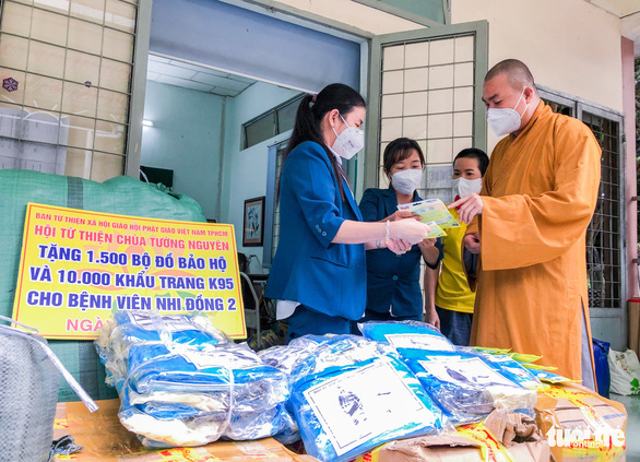 Bệnh viện Nhi đồng 2 nhận khẩu trang và đồ bảo hộ do chùa Tường Nguyên tặng - Ảnh 2.