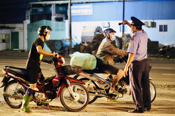 Chưa xét nghiệm âm tính, nhiều xe đi từ TP.HCM, Bình Dương... phải quay đầu - Ảnh 1.