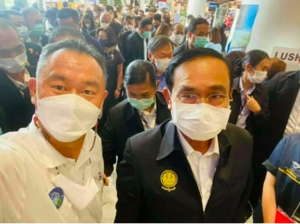 Chụp ảnh với người mắc COVID-19 ở Phuket, Thủ tướng Thái Lan phải cách ly - Ảnh 1.