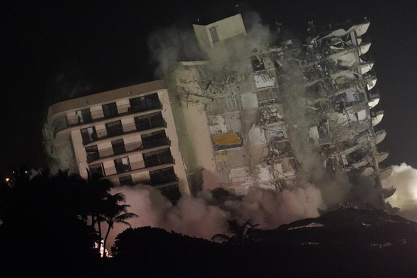 Mỹ dùng thuốc nổ đánh sập phần còn lại của chung cư 12 tầng - Ảnh 1.