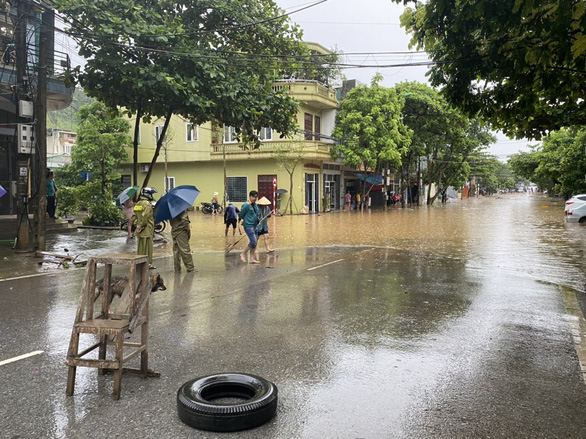 TP Lào Cai mưa lớn, nhiều ô tô chìm trong nước - Ảnh 5.