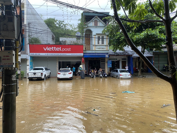 TP Lào Cai mưa lớn, nhiều ô tô chìm trong nước - Ảnh 2.