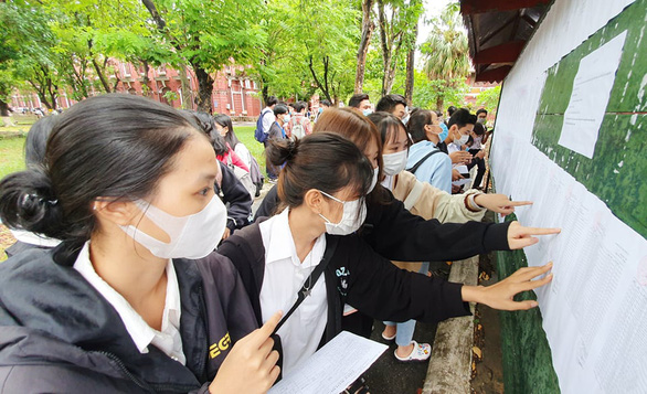 Thí sinh cả nước đang làm thủ tục thi tốt nghiệp THPT đợt 1 - Ảnh 4.