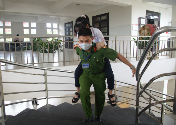Thí sinh cả nước đang làm thủ tục thi tốt nghiệp THPT đợt 1 - Ảnh 14.